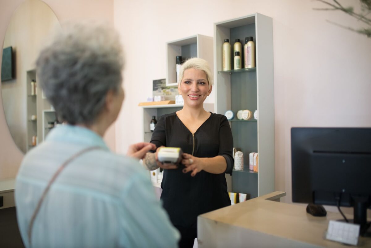 Facture électronique : premier bilan positif, ce qui attend les salons de coiffure en 2027